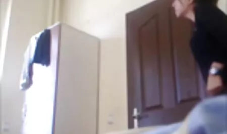 مرغ را به دهانش فشار کانال سکسی موبوگرام دهید.