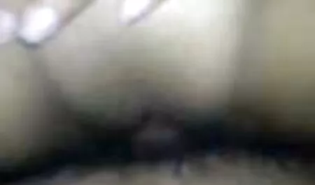 یک مرد در کت و شلوار و کراوات به لینک کانال سکس کده تجاوز به یک دختر.