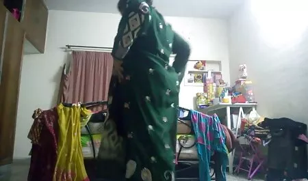 دختر در بیدمشک و مرطوب صورت خود را با اسپرم. لینک کانال شهوانی تلگرام