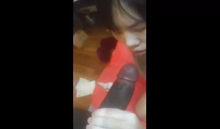 سکس با آب نبات بر کانال سکسی موبوگرام روی نیمکت.