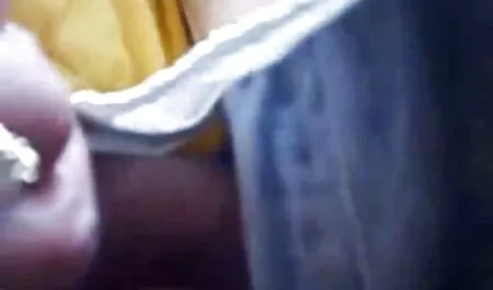 مربی لمس یک زن سیاه گروه چت شهوانی و سفید.